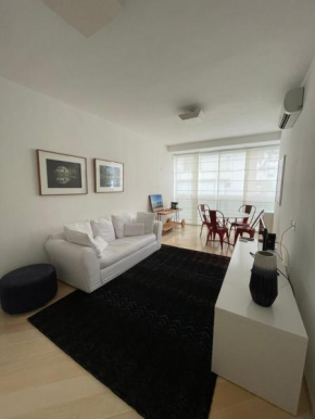 Apartamento 2 quartos charmoso a 300m da praia do Leblon, com garagem e portaria 24h